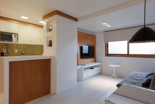 グラマドにあるApartamento Moderno Centro Gramadoのキッチン、リビングルーム(ソファ付)