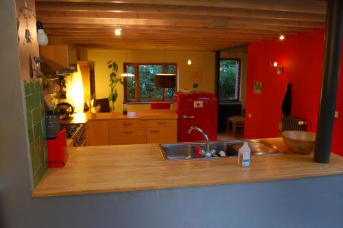Vakantiehuis Lazy house 6 tot 8 personenにあるキッチンまたは簡易キッチン