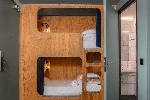 a room with three bunk beds in a bathroom at Eklo Clermont Ferrand Centre Gare in Clermont-Ferrand