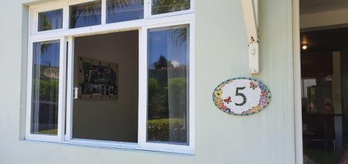 Casa Condominio Fechado Total Segurança - Juquehy في جوكاي: إكليل على جانب مبنى فيه رقم خمسة