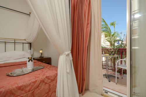 Postel nebo postele na pokoji v ubytování Aeolis Boutique Hotel