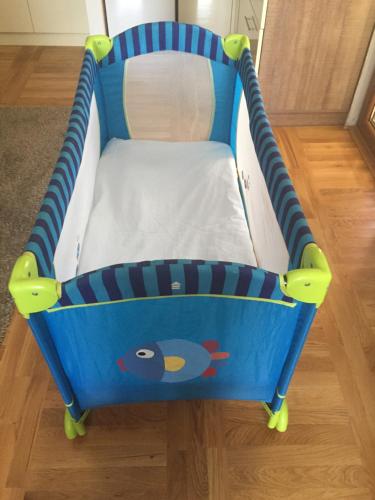 - une balançoire pour bébé en bleu et blanc dans l'établissement Nena apartman, à Zlatibor