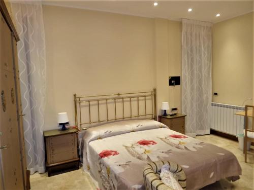 Un dormitorio con una cama con flores. en b&b aurora en Gravina di Catania