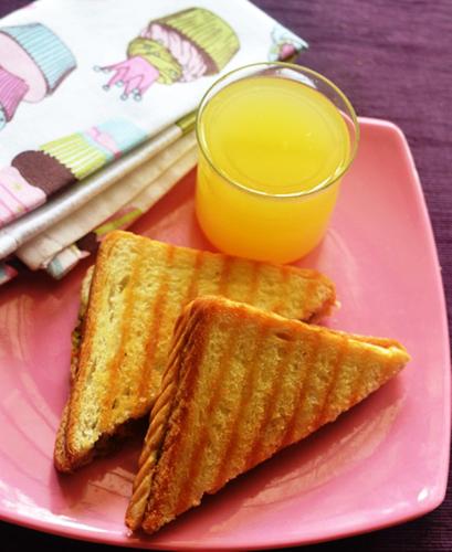 ウダイプールにあるMohan Villa Guest Houseのピンクの皿(トースト、オレンジジュース1杯付)