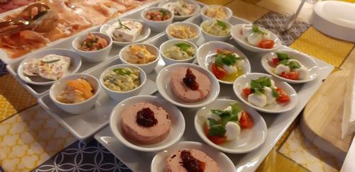 アパートメントの敷地内または近くでの食事または食べ物