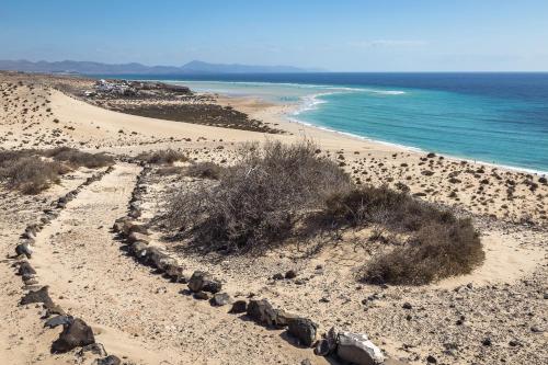 a beach with rocks and the ocean in the background at Casa Suárez in Tuineje