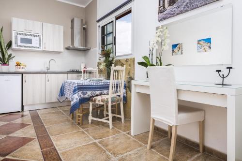 a kitchen and dining room with a table and chairs at Casa Suárez in Tuineje