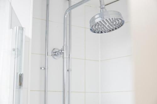 een douche met licht in de badkamer bij Oaklands by Greene King Inns in Chester