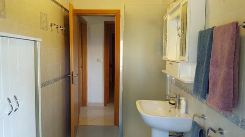 y baño con lavabo blanco y espejo. en Villa Sogno sulla Spiaggia, en Fontane Bianche