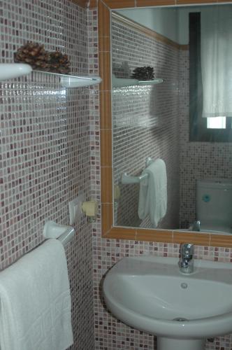 a bathroom with a sink and a mirror at Casa Jazmín in Zahora