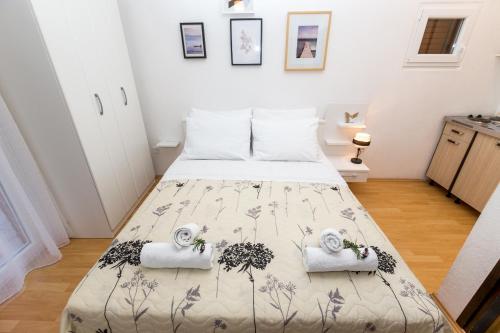 um quarto com uma cama grande e toalhas em Villa Veca em Starigrad-Paklenica