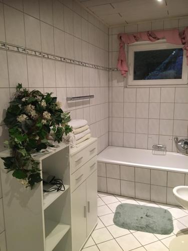 アーデナウにあるFerienwohnung Nettの浴槽、トイレ、洗面台を備えたバスルーム