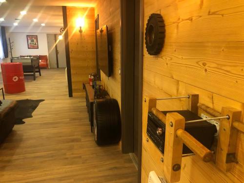 Cette chambre est dotée d'un mur en bois avec une roue. dans l'établissement The Family industry, à Colmar