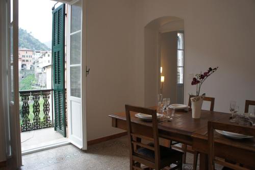 comedor con mesa y ventana grande en Casa Dolce Vita, en Pigna