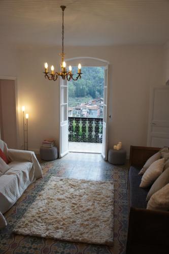 皮尼亚Casa Dolce Vita的带沙发和枝形吊灯的客厅