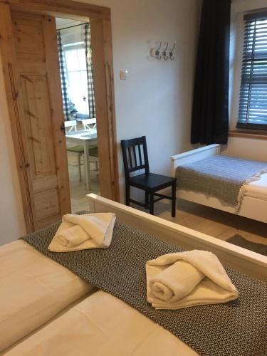 ein Schlafzimmer mit einem Spiegel und zwei Handtüchern auf dem Boden in der Unterkunft Apartamenty Sudeckie nad zalewem in Sosnowka