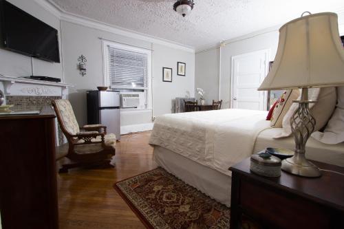 una camera con letto e tavolo con lampada di A and FayeBed and Breakfast, Inc, a Brooklyn