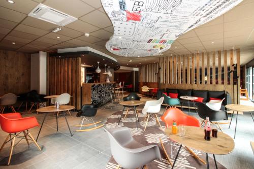 a restaurant with tables and chairs in a room at ibis Cahors in Cahors