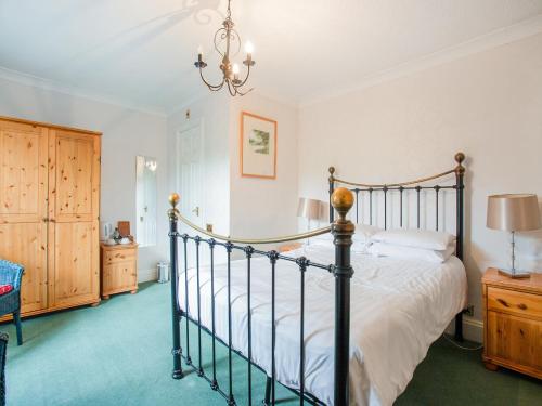 A bed or beds in a room at OYO Seven Stars Inn 