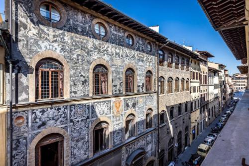 ein altes Gebäude mit vielen Fenstern darauf in der Unterkunft Palazzo Bianca Cappello Residenza d'Epoca in Florenz