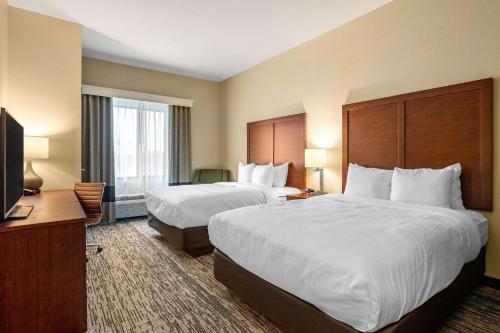 Tempat tidur dalam kamar di Comfort Inn and Suites Ames near ISU Campus