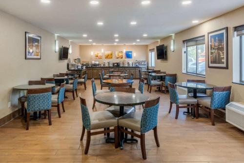 a restaurant with tables and chairs and a bar at Comfort Inn Indianapolis South in Indianapolis