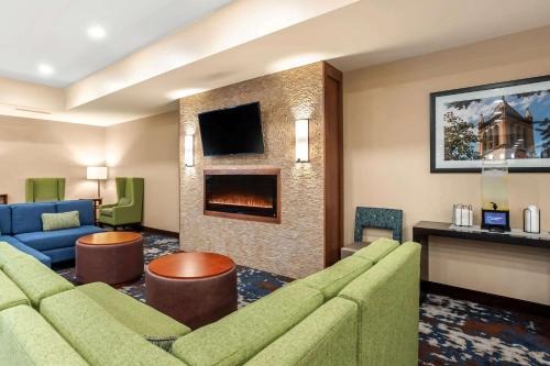 TV a/nebo společenská místnost v ubytování Comfort Inn & Suites Ames near ISU Campus