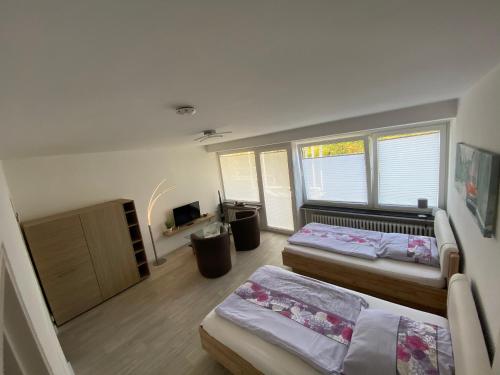 Pokój z dwoma łóżkami i telewizorem w obiekcie Apartment Hannover /Laatzen w Hanowerze