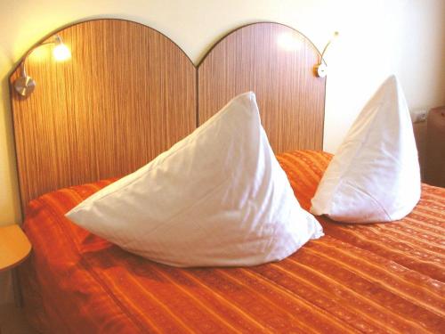 
A bed or beds in a room at City Hotel Mannheim
