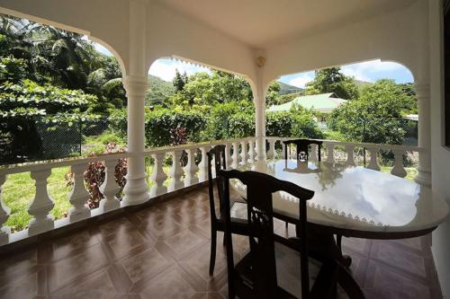 En balkon eller terrasse på Coco Bay Villa