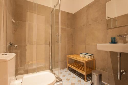 リスボンにあるFLH Baixa Luxury Apartmentのバスルーム(シャワー、トイレ、シンク付)