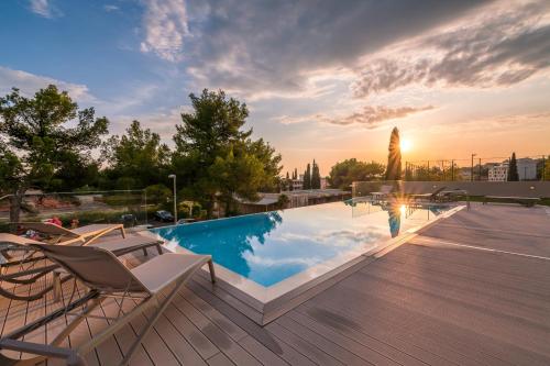 Bazén v ubytovaní The Majestic Bel Etage Upscale Apartment with Pool alebo v jeho blízkosti