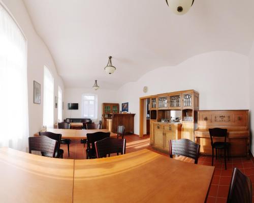 una cucina e una sala da pranzo con tavolo e sedie di Penzion Červená voda -penzion s dotekem dálek a Červená Voda