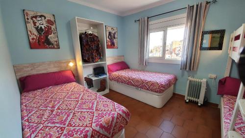 1 dormitorio con 2 camas y ventana en Ático Bcn, terraza y BBQ, Park Güell, en Barcelona