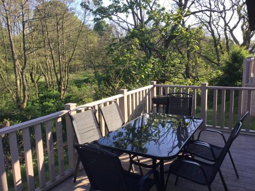 Bock Retreat Lodge 54 with Hot Tubにあるバルコニーまたはテラス