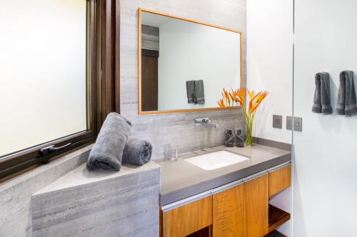 a bathroom with a sink and a mirror at Tulemar in Manuel Antonio