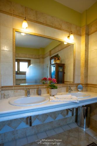 Gambar di galeri bagi Villa Luxury Paradise Kastoria di Lithiá