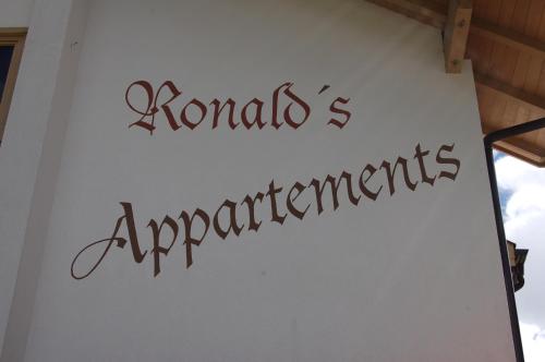 Ronalds Appartementsに飾ってある許可証、賞状、看板またはその他の書類