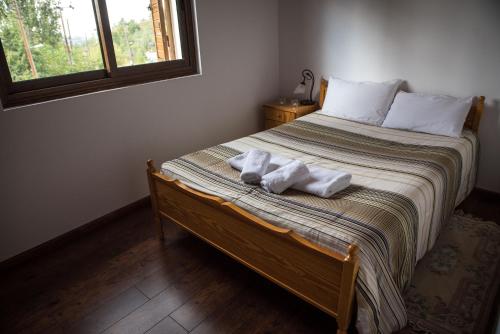 Un dormitorio con una cama con toallas. en Cherry Cottage, en Kato Platres
