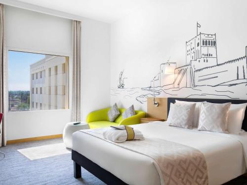 Postel nebo postele na pokoji v ubytování Mercure Sohar