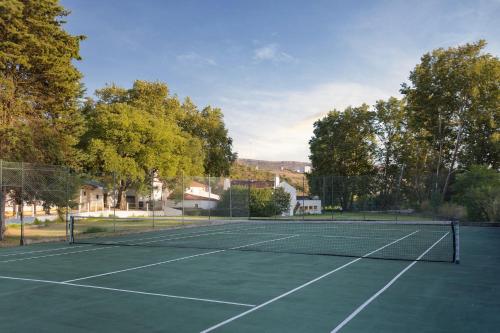 a tennis court with a net on top of it at Quinta do Boição in Lisbon