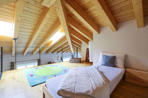 une chambre avec un lit et un tapis dans une pièce dans l'établissement Altana Bergamo Home, à Bergame