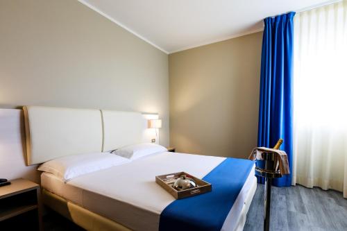 Posteľ alebo postele v izbe v ubytovaní Hotel Oleggio Malpensa