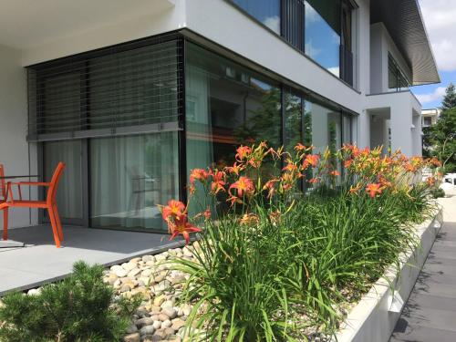Taman di luar Lumina Apartments