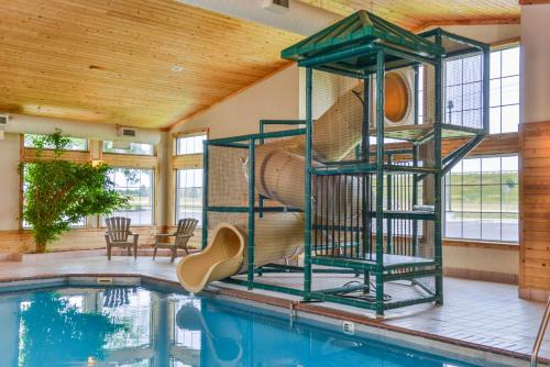 una casa con una piscina con una jaula de aves junto a una casa en Kelly Inn Billings, en Billings