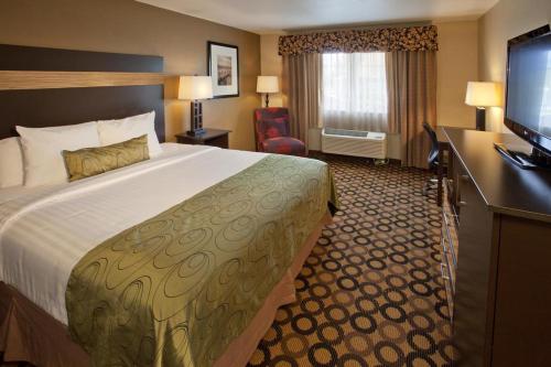 Ліжко або ліжка в номері Red Lion Inn & Suites Kent - Seattle Area