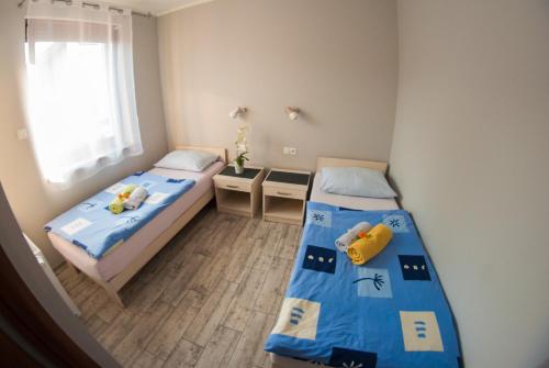 Ένα ή περισσότερα κρεβάτια σε δωμάτιο στο Noclegi u Alicji