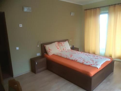 - une chambre avec un lit et une fenêtre dans l'établissement VIS PENSION, à Viile Satu Mare