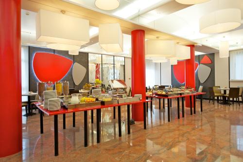 A restaurant or other place to eat at Ibis Styles Parma Toscanini