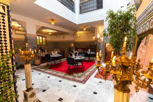 an overhead view of a restaurant with tables and chairs at Riad Al Makan Fes & Spa in Fès
